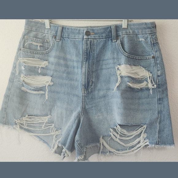 American Eagle Outfitters Pants - American Eagle Distressed Curvy Mom Denim Shorts Sz 18